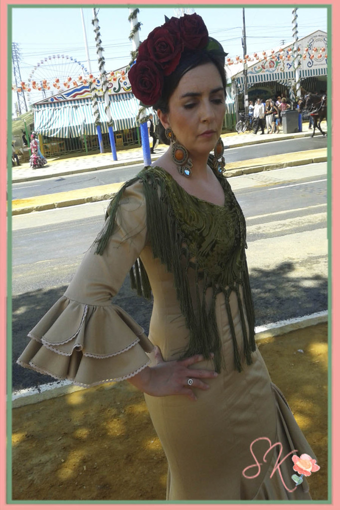 Traje de flamenca de Angeles Verano con complementos de Carmen Sanchez, Carmen Maya Cabello y Artepeinas