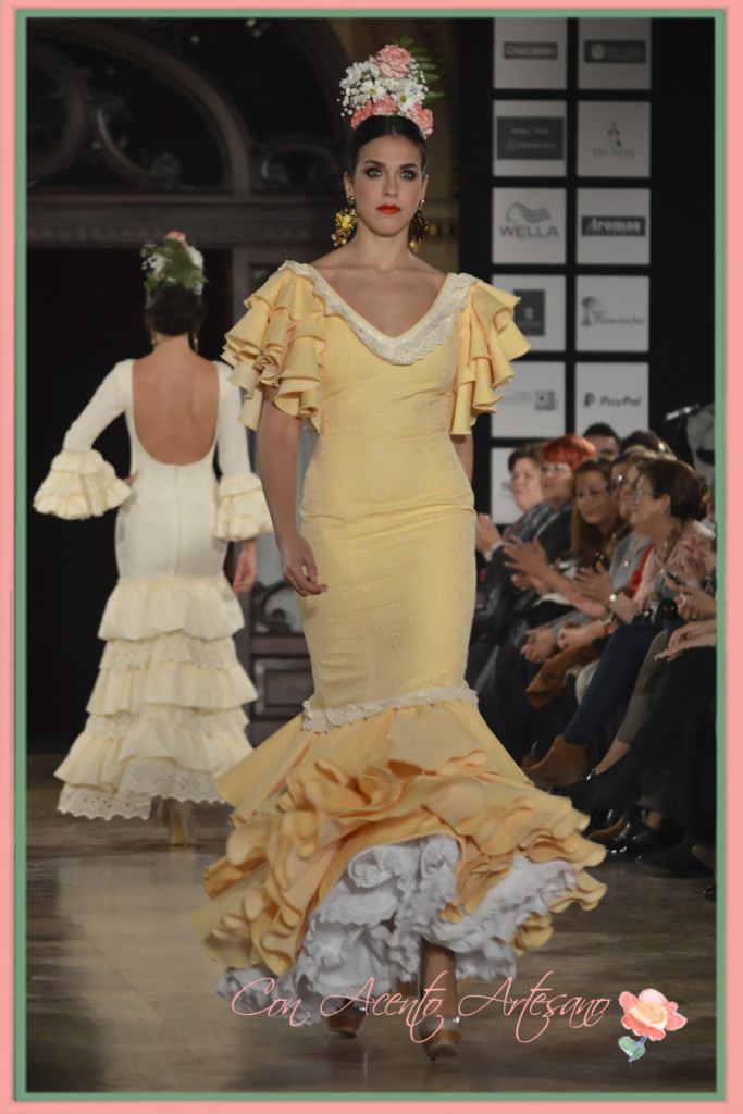 Traje de flamenca amarillo de Ángeles Copete 