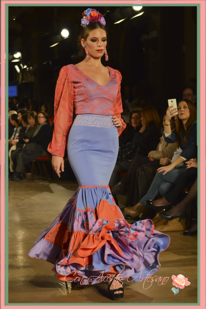 Traje de flamenca dos piezas en índigo y mandarina de Leticia Lorenzo