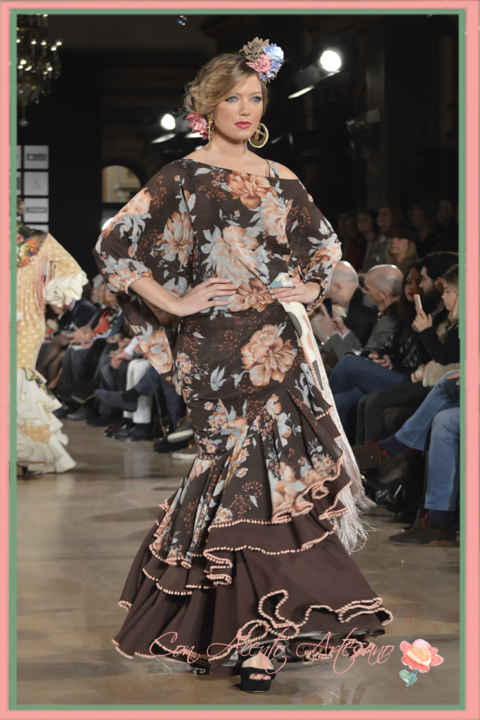 Traje de flamenca estampado sobre marrón chocolate de Ángeles Verano en We Love Flamenco 2016