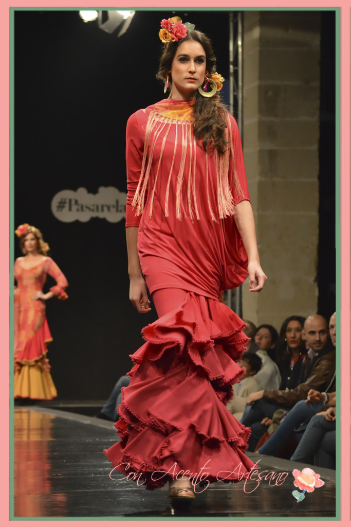 Traje de flamenca coral con camisa de Ángeles Verano 