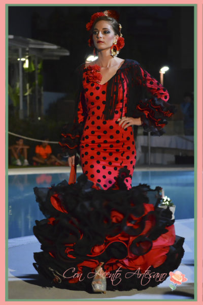 Traje de flamenca rojo de lunares negros de Melisa Lozano 