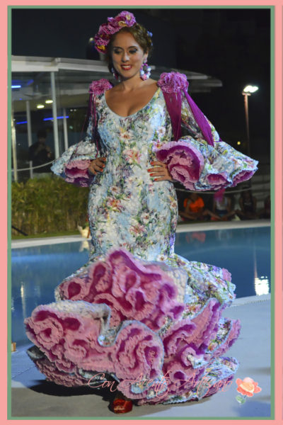 Vestido de flamenca estampado de flores en tonos turquesa y rosa de Melisa Lozano