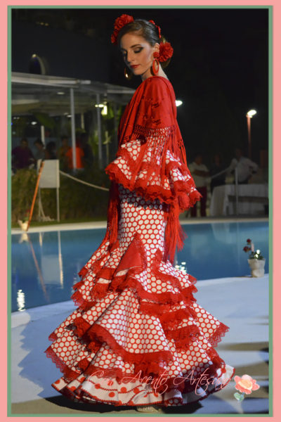 Vestido de flamenca rojo de lunares blancos de Melisa Lozano