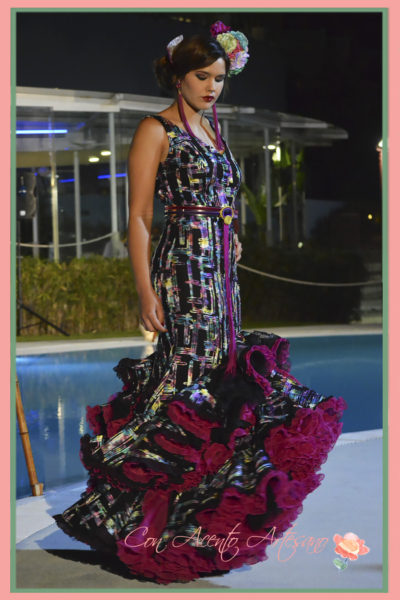 Vestido de flamenca negro con estampado geométrico en color de Melisa Lozano