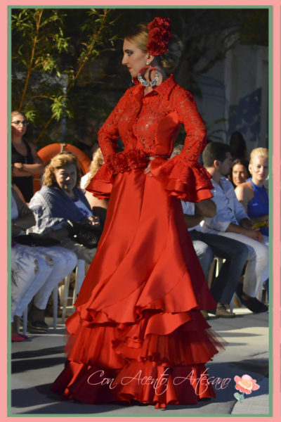 Traje flamenca rojo dos piezas con falda en evasé y nesgas de Melisa Lozano