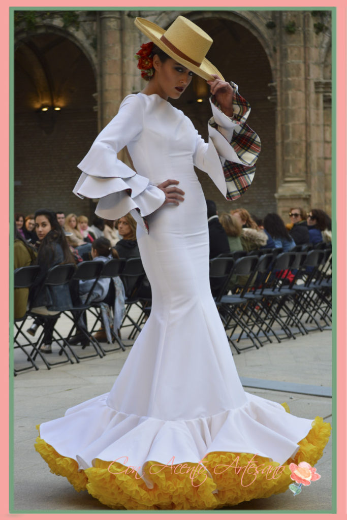 Traje flamenca en blanco con enaguas amarillas de José Raposo en Wappíssima 2016