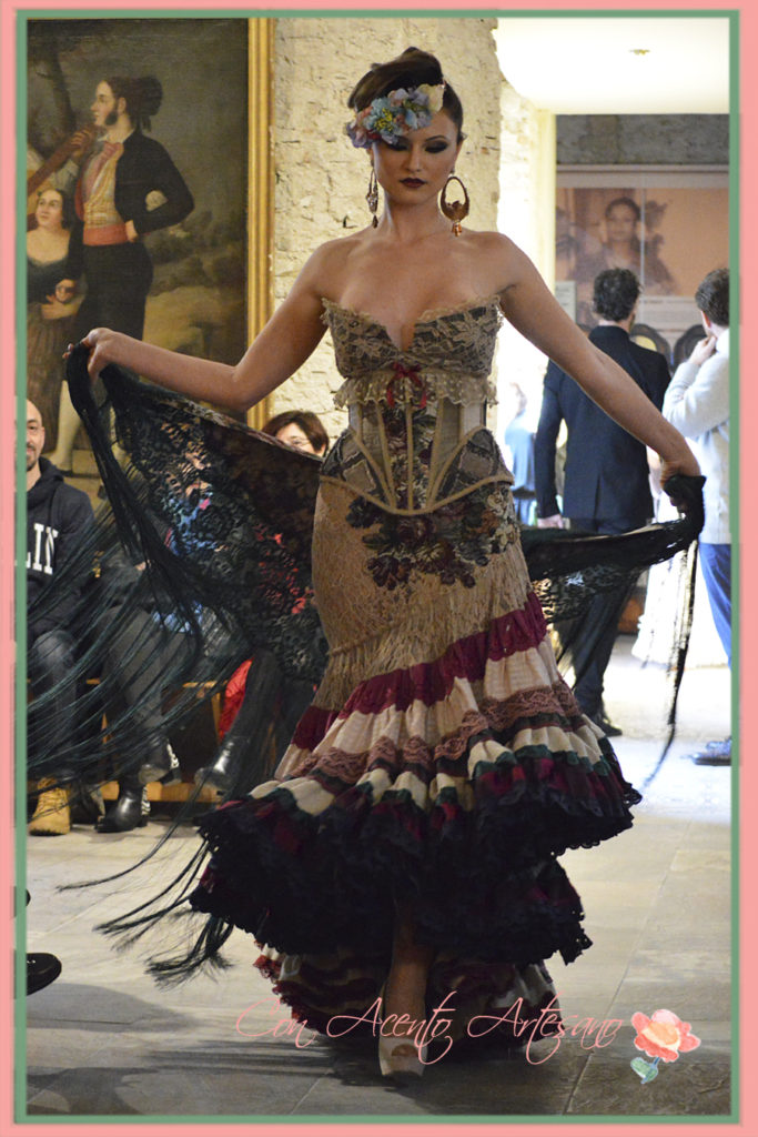 Falda de vuelo de capa en este traje de flamenca de encaje de Rosalía Zahino