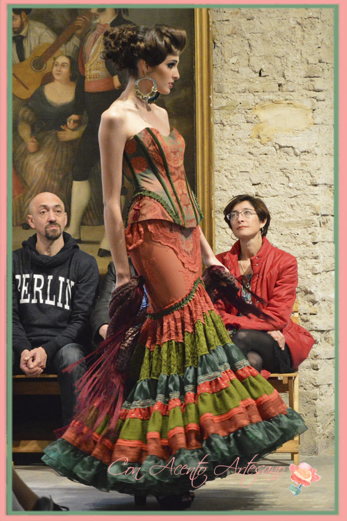 Tonos caldera y verdes ocres en corpiño flamenco de escote corazón para este canastero de Rosalía Zahino