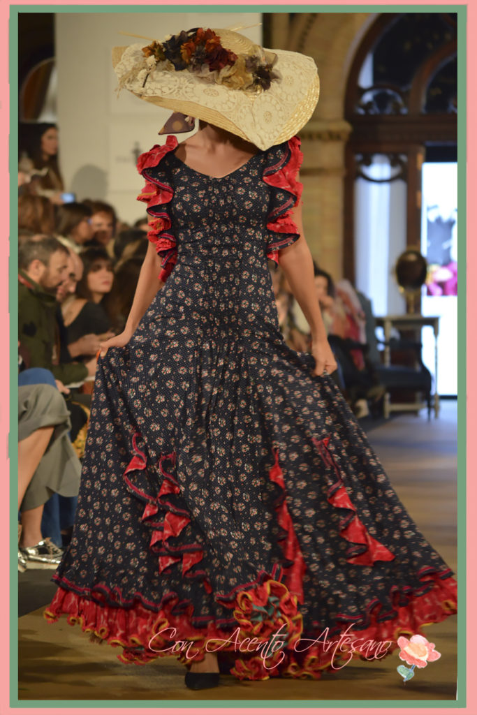 Traje de flamenca con pamela inspirado en las faldas María de la O de Taller de Diseño