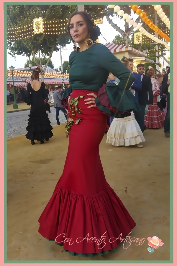 Traje flamenca rojo y verde de Agus Dorado Artesano | Trajes de flamenca, Moda, Vestidos Novia, Vestidos de Invitadas y Belleza