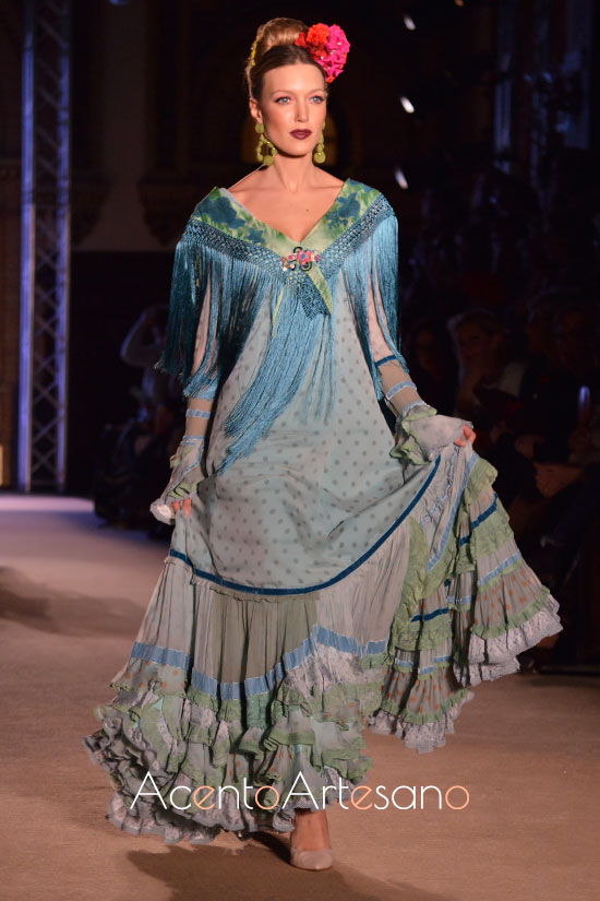 Traje de flamenca verde con lunares de Ángela y Adela