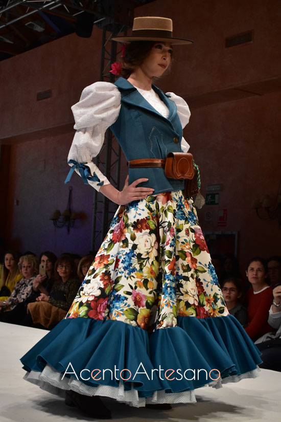 para el camino en Noveles Pasarela Doñana D'Flamenca 2019 - Acento Artesano | Trajes de flamenca, Moda, Vestidos de Novia, Vestidos de Invitadas y Belleza