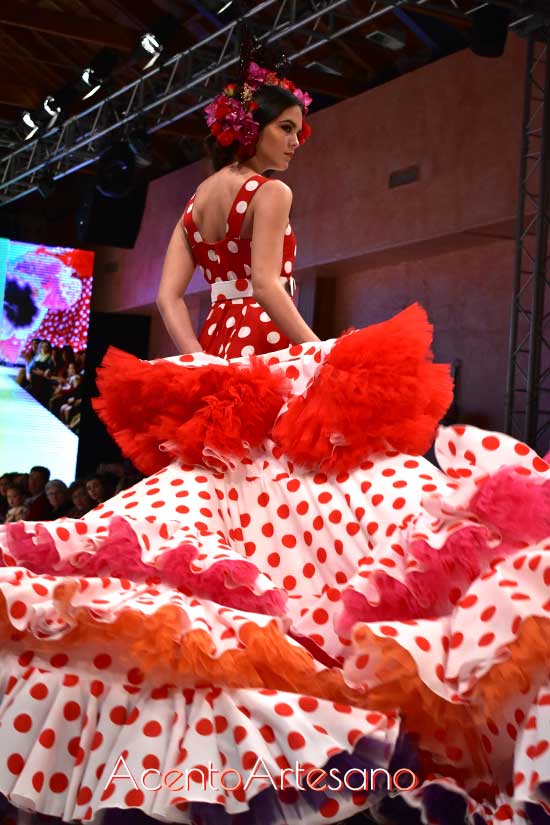 para el camino en Noveles Pasarela Doñana D'Flamenca 2019 - Acento Artesano | Trajes de flamenca, Moda, Vestidos de Novia, Vestidos de Invitadas y Belleza