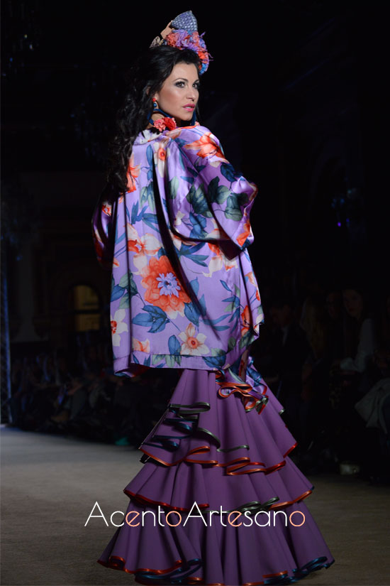 Traje de flamenca morado con kimono de Ángeles Verano