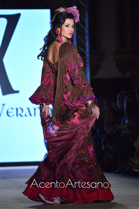 Traje de flamenca en marrón y buganvilla de Ángeles Verano