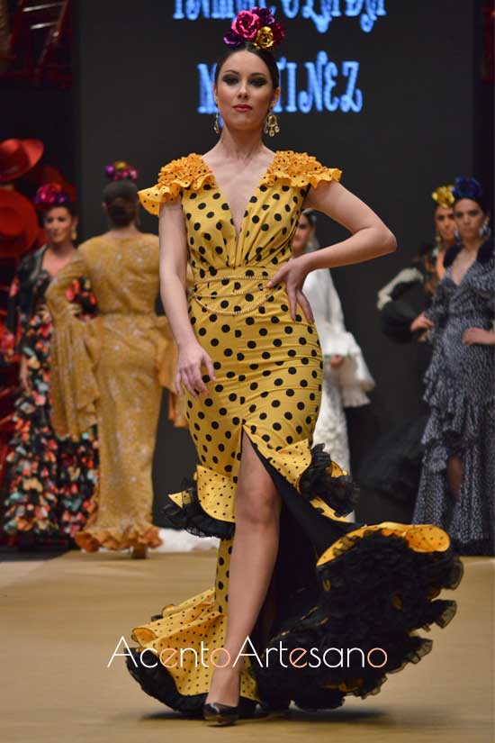 Traje de flamenca amarillo de lunar negro y sin mangas, abierto por delante, de Inmaculada Martínez