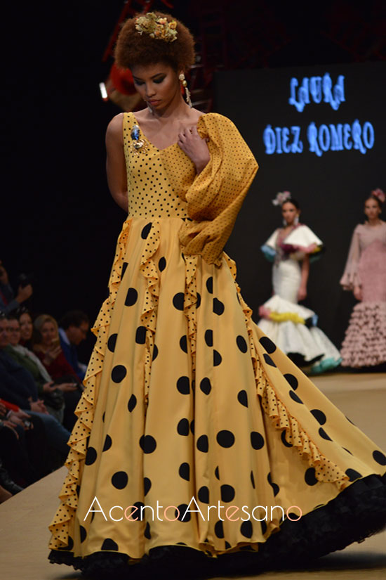 Traje de flamenca setentero en amarillo con lunar negro de Laura Díez