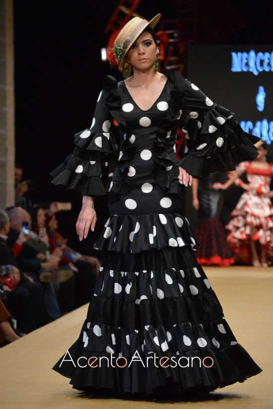 Traje de flamenca negro de lunar blanco de Macarena Rodríguez y Mercedes Gentes en la Pasarela Flamenca Jerez Tío Pepe