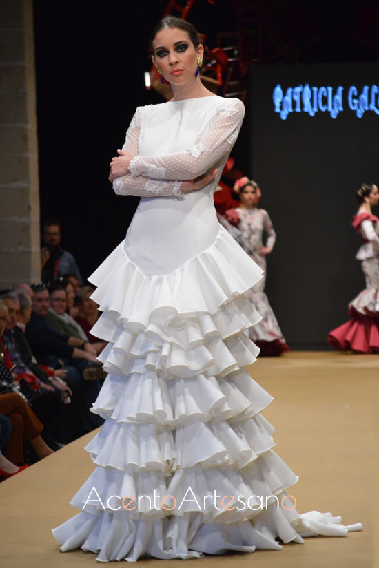 Traje de flamenca blanco de Patricia Galeote