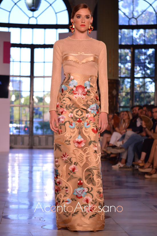 Vestido de gala de Atelier Rima con falda estampada en multitud de tonos en la Pasarela SIQ 2019