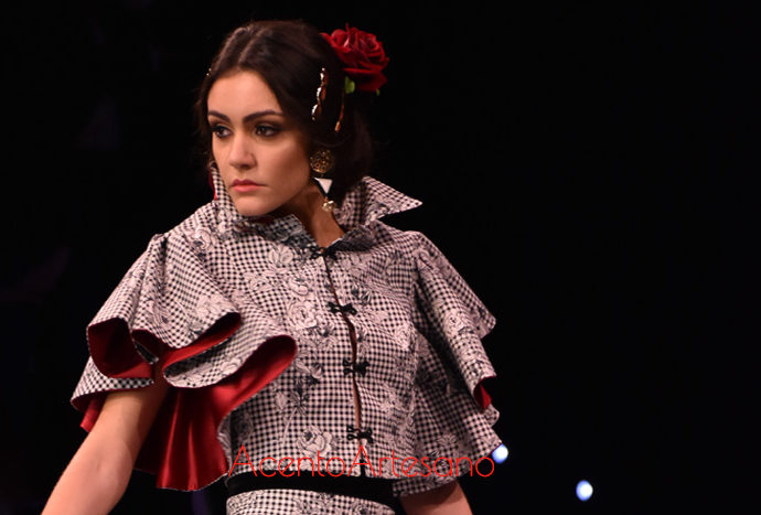 La segunda colección de trajes de flamenca de Santos Rodrigues, presentada en SIMOF, se llama Arpegio y muestra cómo en la diseñadora habitan la flamenca, la moda y el estilismo ecuestre para amazonas.