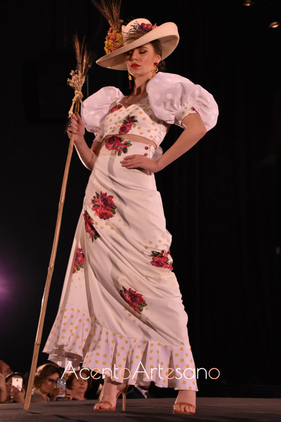 Estilismo rociero para la monta en tono blanco, con lunares y la flor de granada de Ajolí 58