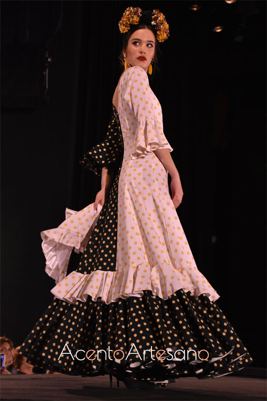 Traje de flamenca con mezcla de tonos en vertical de lunar amarillo 