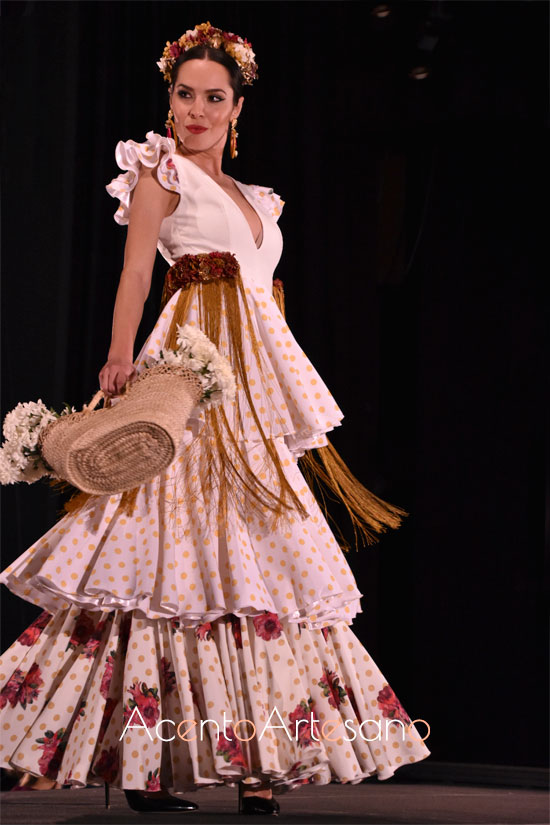 Traje de flamenca de cintura alta con tres volantes al hilo y sin enaguas 
