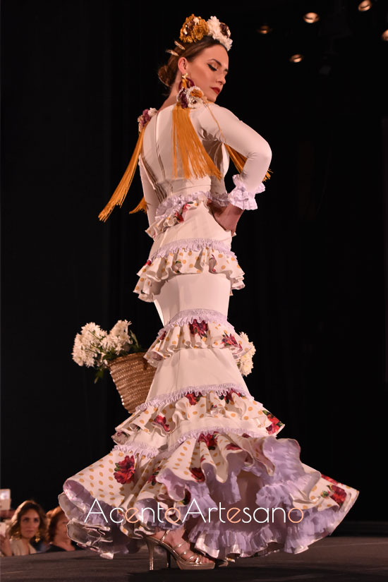 Traje de flamenca blanco de volantitos en paralelo y hombros flecados de Ajolí 58 en Pasarela Flamenca Granada