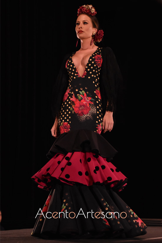 Traje de flamenca estampado sobre negro con generoso escote 