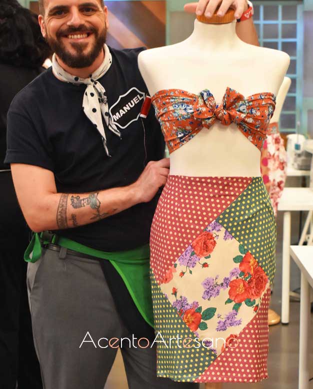 Manuel con su diseño en patchwork o almazuelas en la prueba eliminatoria de Aguja Flamenca