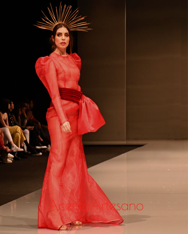 Vestido largo de transparencia en rojo con cinturón ancho en terciopelo al tono y mangas jamón de Pilar Rico en Code 41 Talent 2020