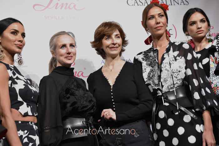 Las hijas de Lina tras el carrusel de la colección Gratitud en el Palacio de Salinas en el 2020