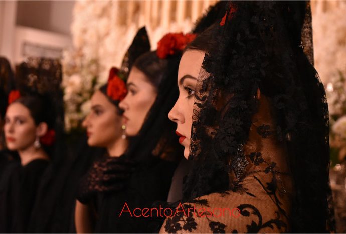 ¿Debemos llevar claveles rojos cuando vestimos de mantilla?