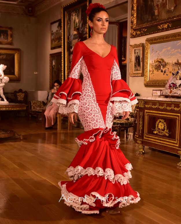 Vestido con Flecos Modelo Romántico, Trajes de flamenca 2024. Moda Flamenca